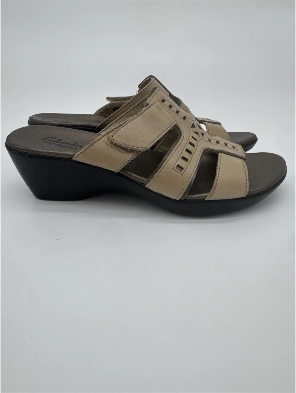 Clarks Bendables Women's Sandals Adjustable Strap, Leather, Beige, Size 7.5